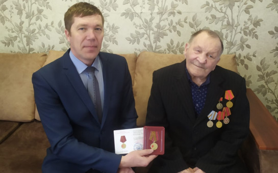 Вручение юбилейной медали 80 лет Победы  труженику тыла
